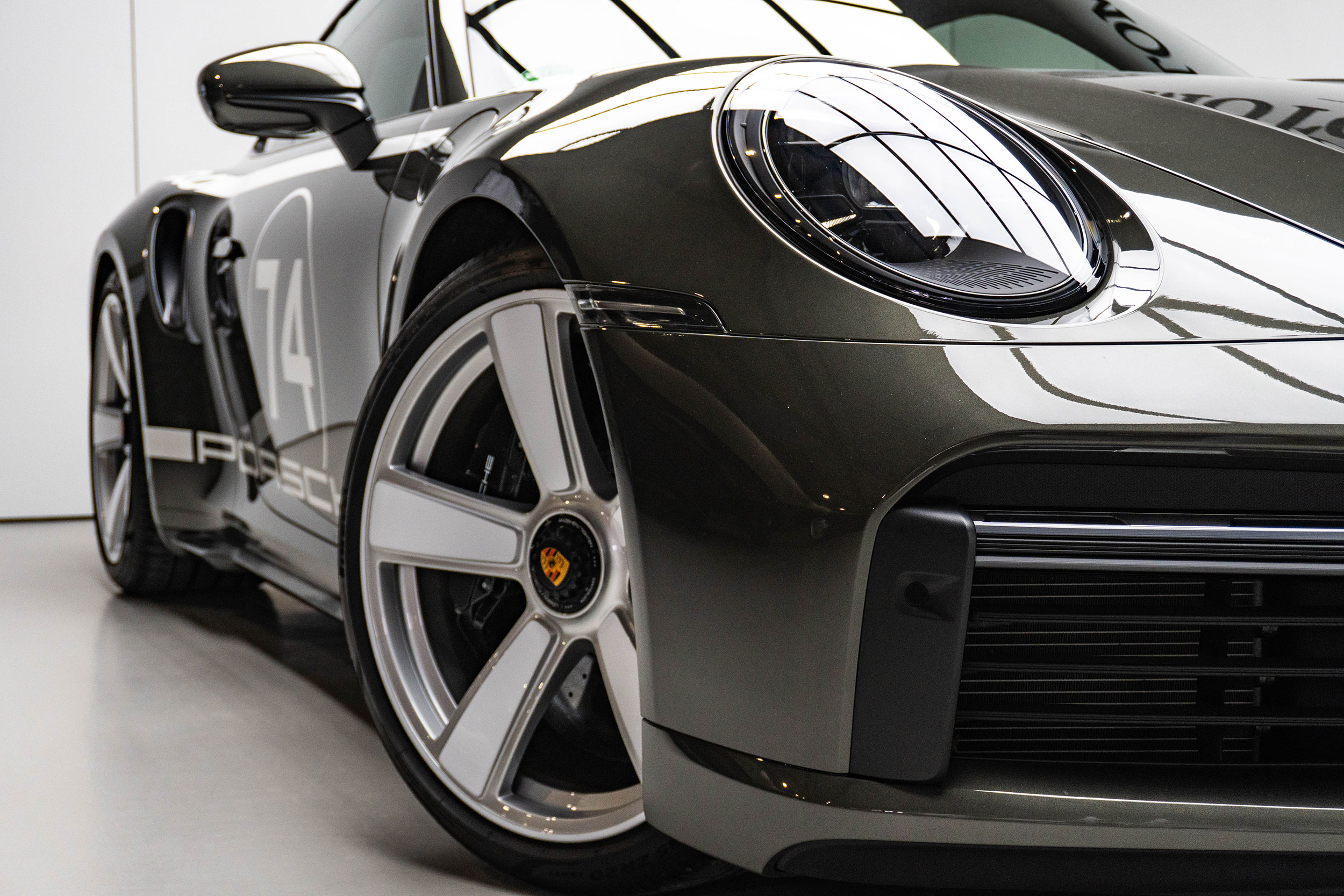 Vorderansicht_Porsche_992_Turbo_S_Anschnitt