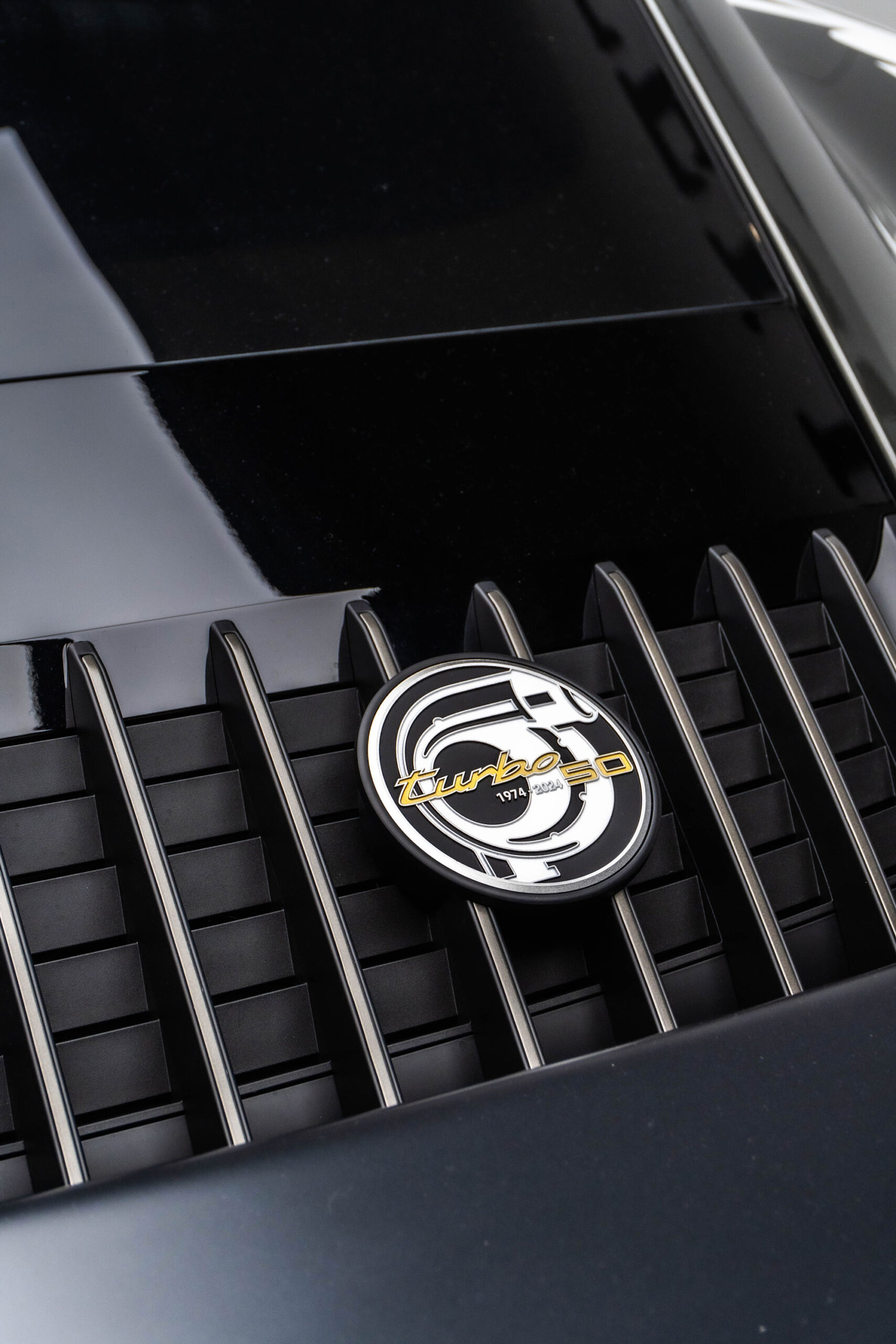 Nahaufnahme-Porsche-Turbo50-Emblem