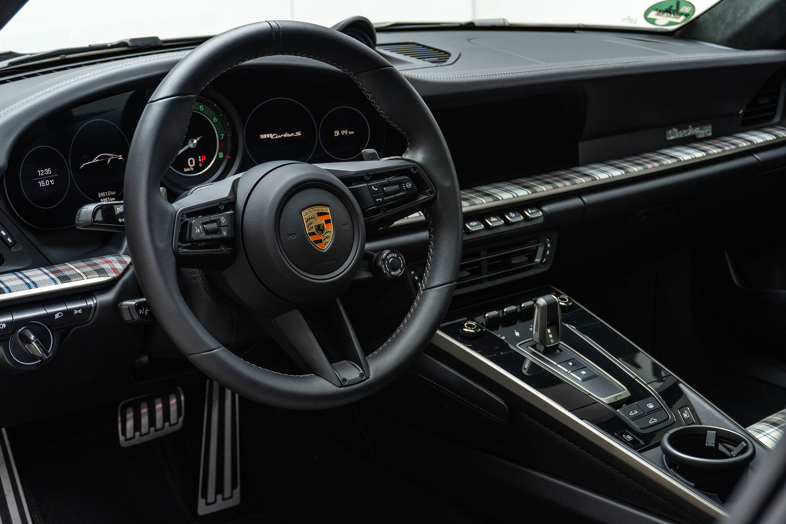 Nahaufnahme-Lenkrad-Porsche-992-Turbo-S