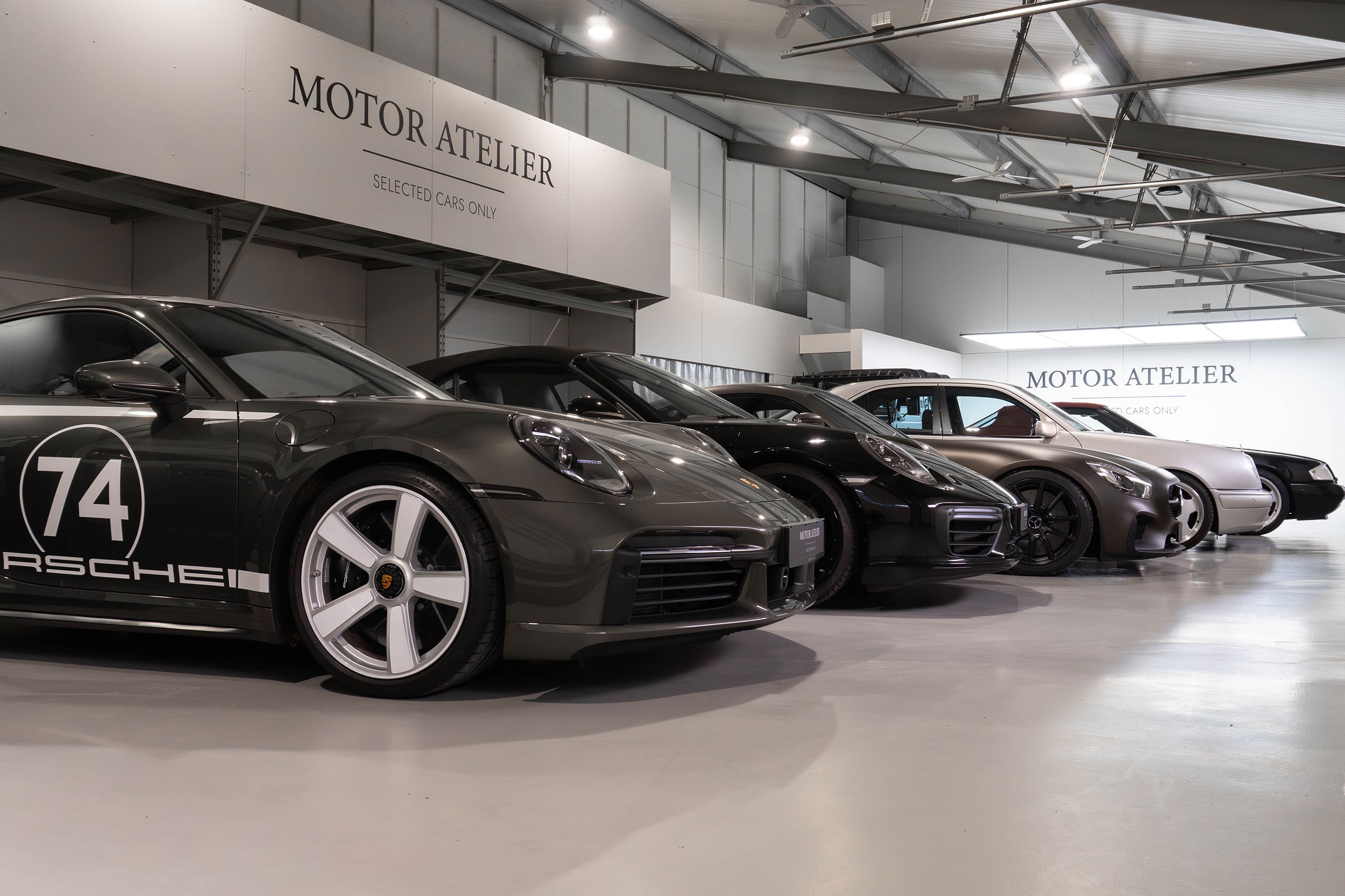 Showroom-Überlick-auf-Fahrzeuge-im-Atelier