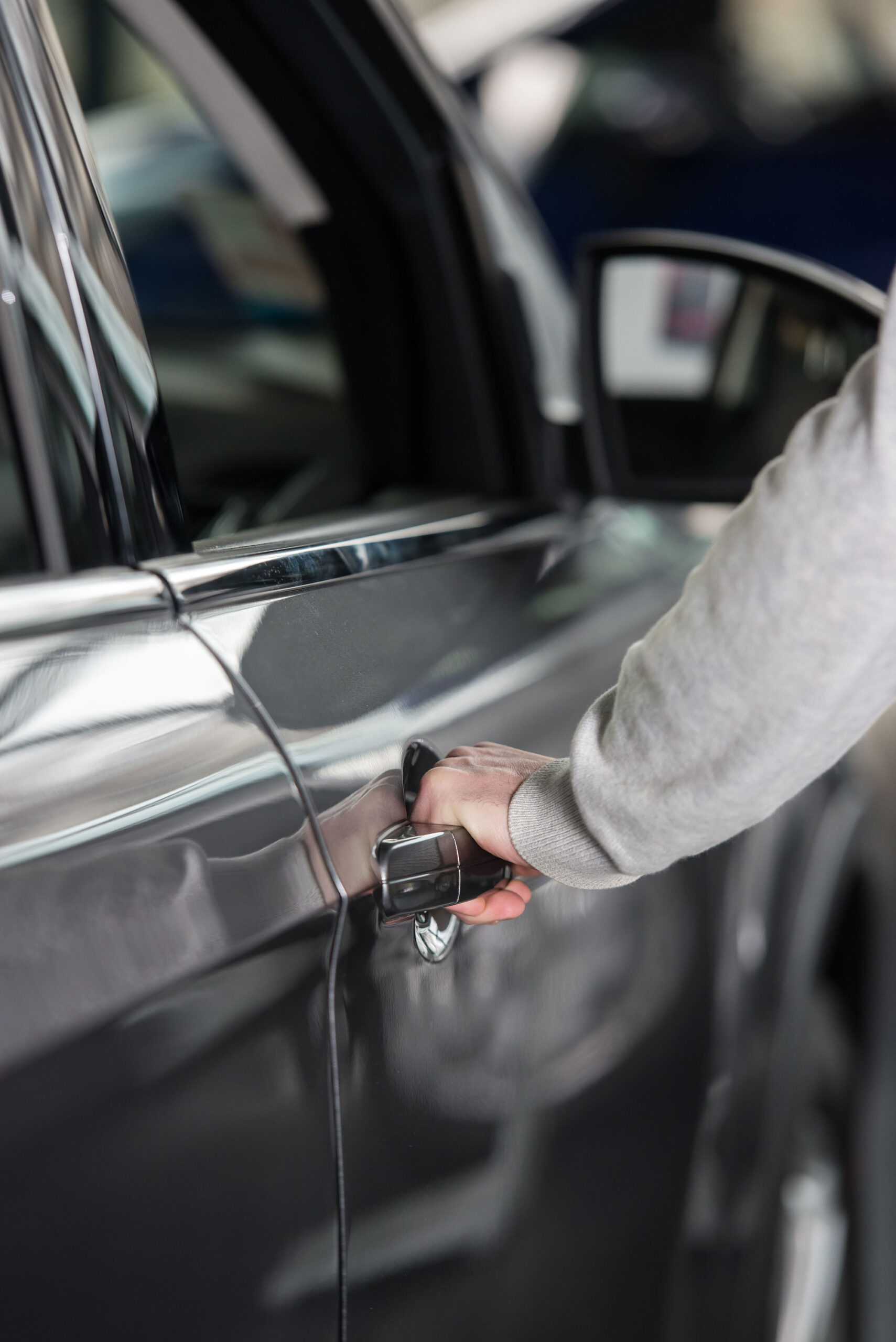 Hand-greift-Autotürgriff-von-außen